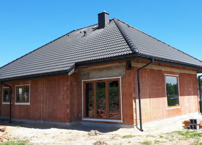 Dom z pustaka ceramicznego